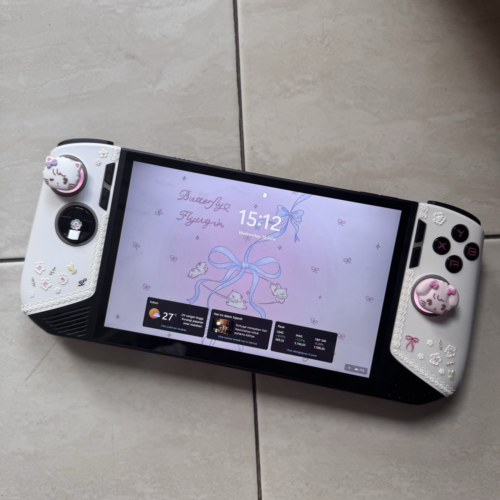 Idle on the home screen, ribbon wallpaper and all.